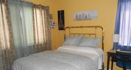 2 Miles Burbank Airport/7 Miles Universal/ Studios/N Hollywood. Cozy Room