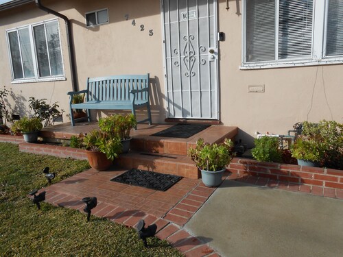 2 Miles Burbank Airport/7 Miles Universal/ Studios/N Hollywood. Cozy Room