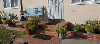 2 Miles Burbank Airport/7 Miles Universal/ Studios/N Hollywood. Cozy Room