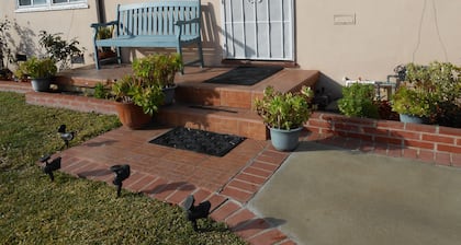 2 Miles Burbank Airport/7 Miles Universal/ Studios/N Hollywood. Cozy Room