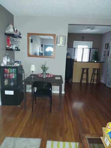 2 Miles Burbank Airport/7 Miles Universal/ Studios/N Hollywood. Cozy Room