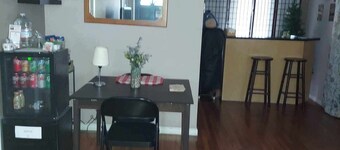 2 Miles Burbank Airport/7 Miles Universal/ Studios/N Hollywood. Cozy Room