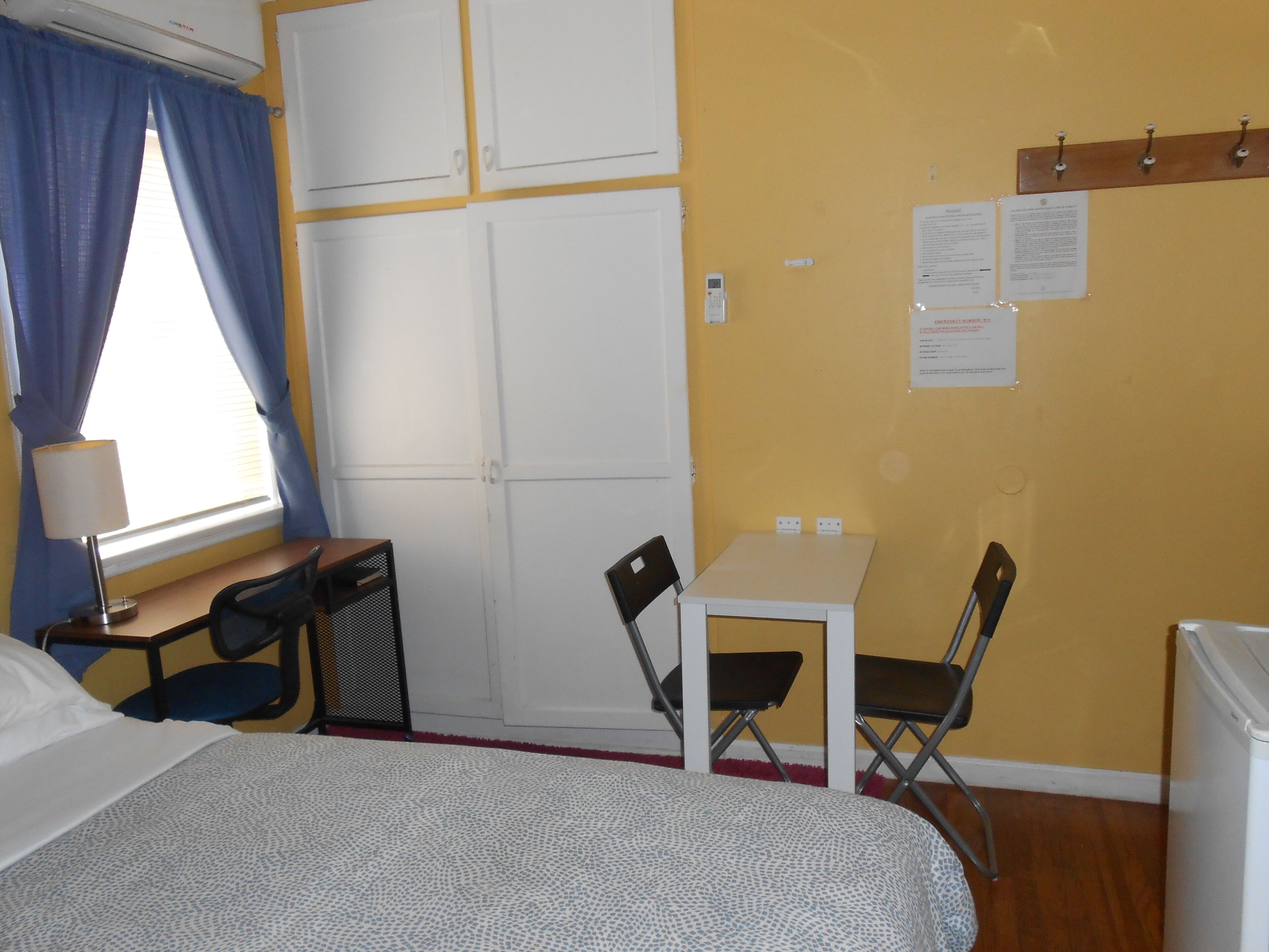 1 quarto, escrivaninha, ferros/tábuas de passar roupa, Wi-Fi de cortesia