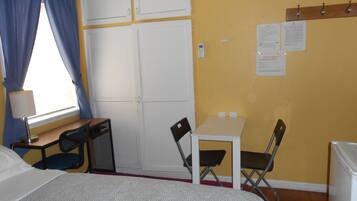 1 quarto, escrivaninha, ferros/tábuas de passar roupa, Wi-Fi de cortesia
