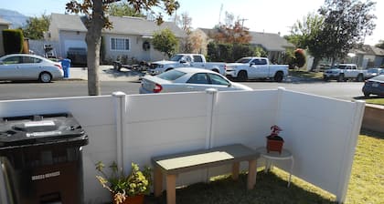 2 Miles Burbank Airport/7 Miles Universal/ Studios/N Hollywood. Cozy Room