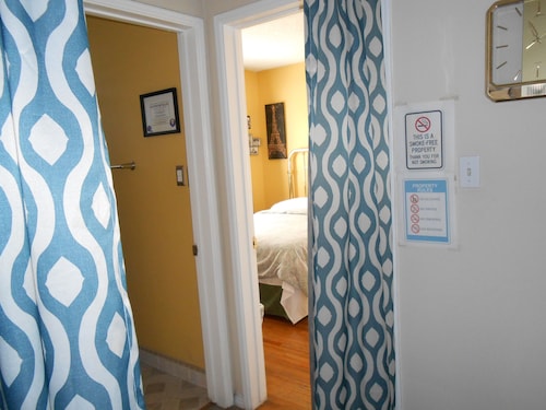 2 Miles Burbank Airport/7 Miles Universal/ Studios/N Hollywood. Cozy Room