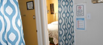 2 Miles Burbank Airport/7 Miles Universal/ Studios/N Hollywood. Cozy Room