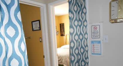2 Miles Burbank Airport/7 Miles Universal/ Studios/N Hollywood. Cozy Room