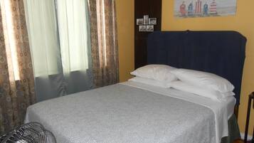 1 quarto, escrivaninha, ferros/tábuas de passar roupa, Wi-Fi de cortesia