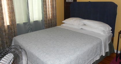 2 Miles Burbank Airport/7 Miles Universal/ Studios/N Hollywood. Cozy Room
