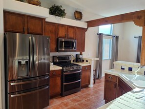 Kjøleskap, mikrobølgeovn, ovn og kokeplater