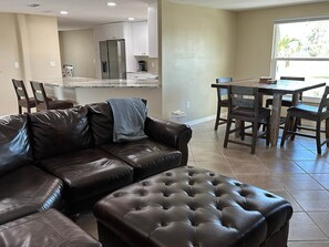 Smart TV, books - The Poolside Paradise (Rotonda West)