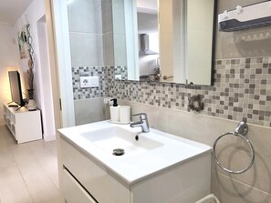 Shower, hair dryer, towels