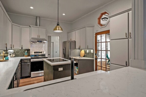 Kühlschrank, Mikrowelle, Ofen, Herdplatte