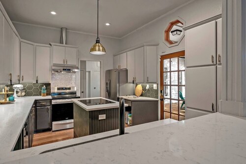 Entire Home! Fantastic Kitchen! 3 Full Baths