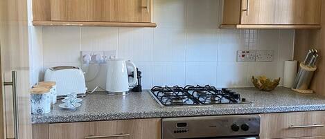 Køleskab, mikrobølgeovn, ovn, kogeplade