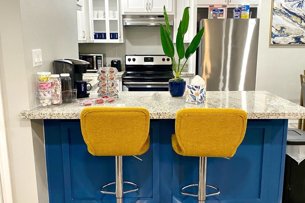 NEW! ✨close to Downtown, Malls & Premium
Outlets, with Balcony ❤️