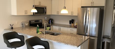 Jääkaappi, mikroaaltouuni, uuni, astianpesukone