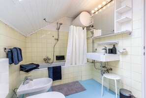 Combined shower/bathtub, hair dryer, bidet, towels - Central Attic Castle View with private parking (Brunico)