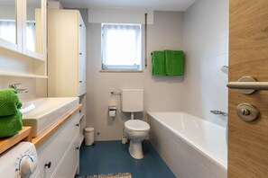 Ensemble baignoire-douche, séchoir à cheveux, bidet, serviettes fournies