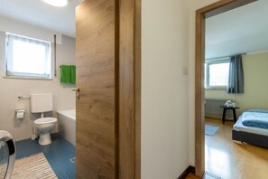 Ensemble douche/baignoire, sèche-cheveux, bidet, serviettes fournies