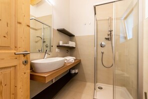 Dusche, Haartrockner, Bidet, Handtücher