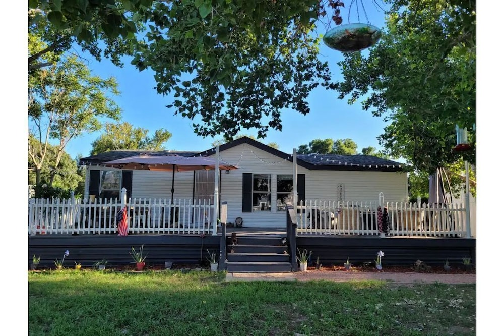 DE-stress in this quiet, serene cottage. Mountains, Horses, Verde River, Peace.