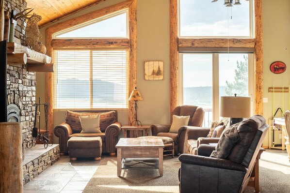 Smart TV, chimenea y futbolito