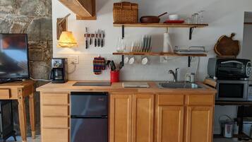 Réfrigérateur, micro-ondes, plaque de cuisson, cafetière/bouilloire