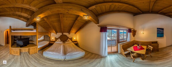 1 camera, una scrivania, ferro/asse da stiro, culla da viaggio