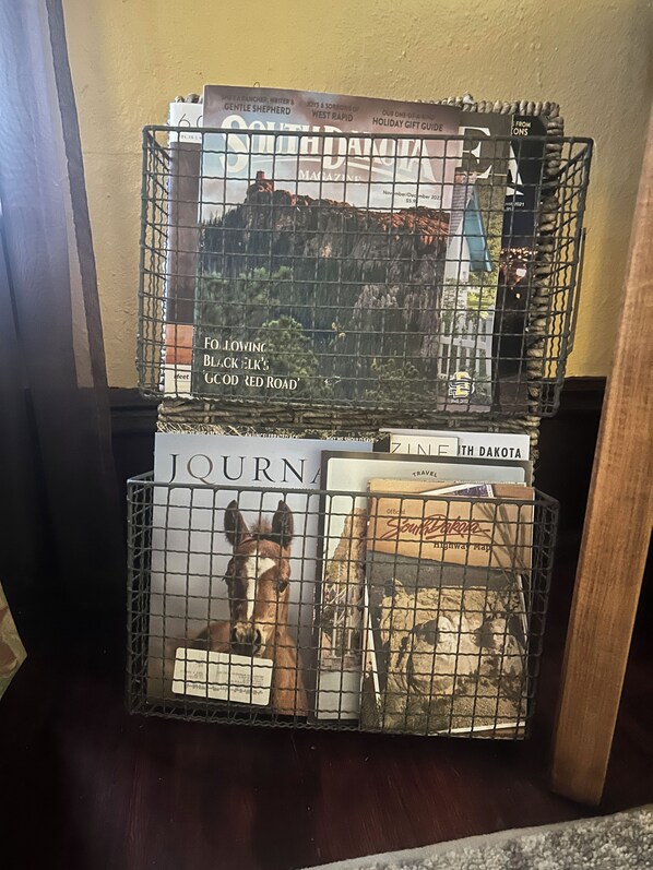 Eine Reihe von Zeitschriften und Büchern auf einem Regal.