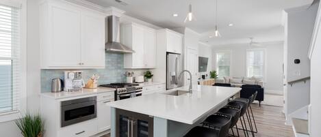 冷蔵庫、電子レンジ、オーブン、コンロ