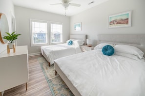 4 habitaciones, escritorio y tabla de planchar con plancha