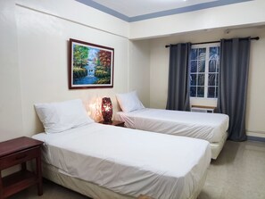 Basic Room | Individually furnished, desk, free WiFi