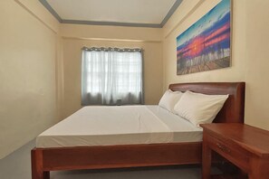 Basic Room | Individually furnished, desk, free WiFi