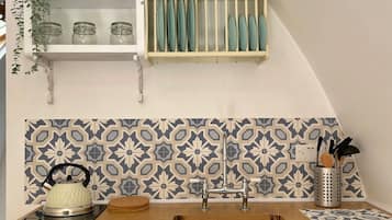 Fridge, oven, stovetop, cookware/dishes/utensils