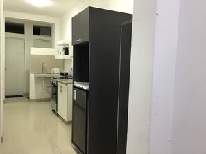 Fridge, microwave, oven, electric kettle - Apartamento en El Corazón de Miraflores (Miraflores)