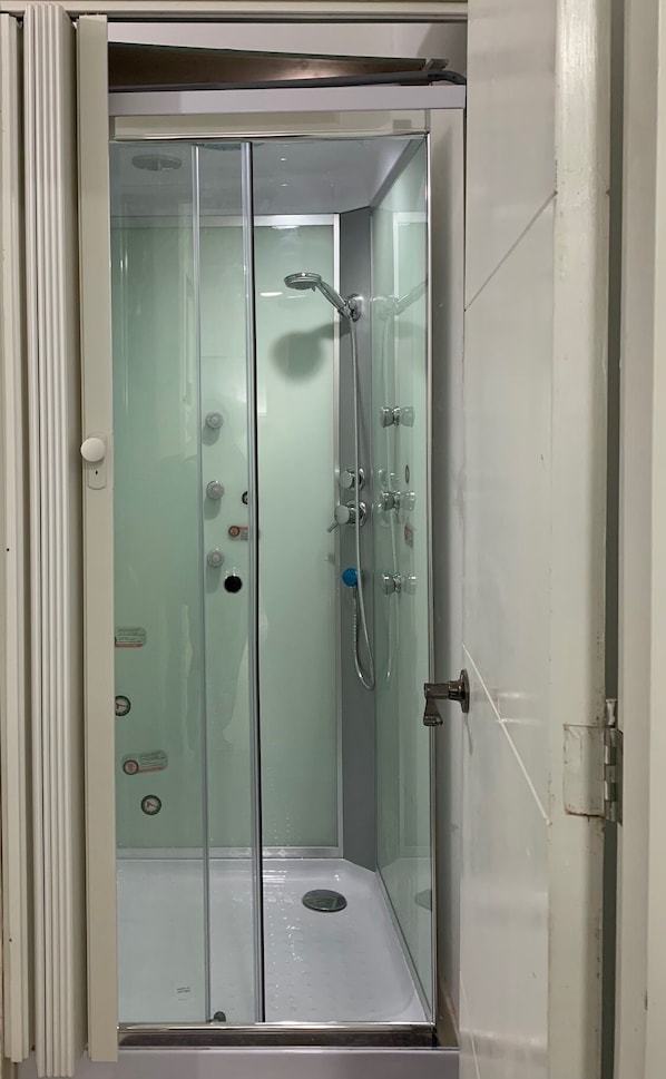 Dusche, Handtücher, Seife, Toilettenpapier