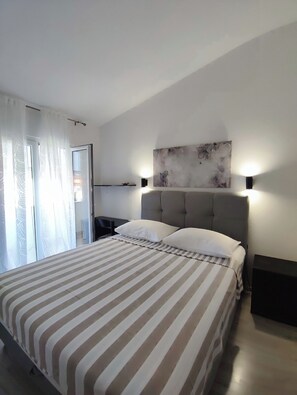 4 bedrooms, desk, iron/ironing board, free WiFi