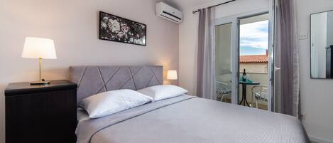 3 bedrooms, desk, iron/ironing board, free WiFi