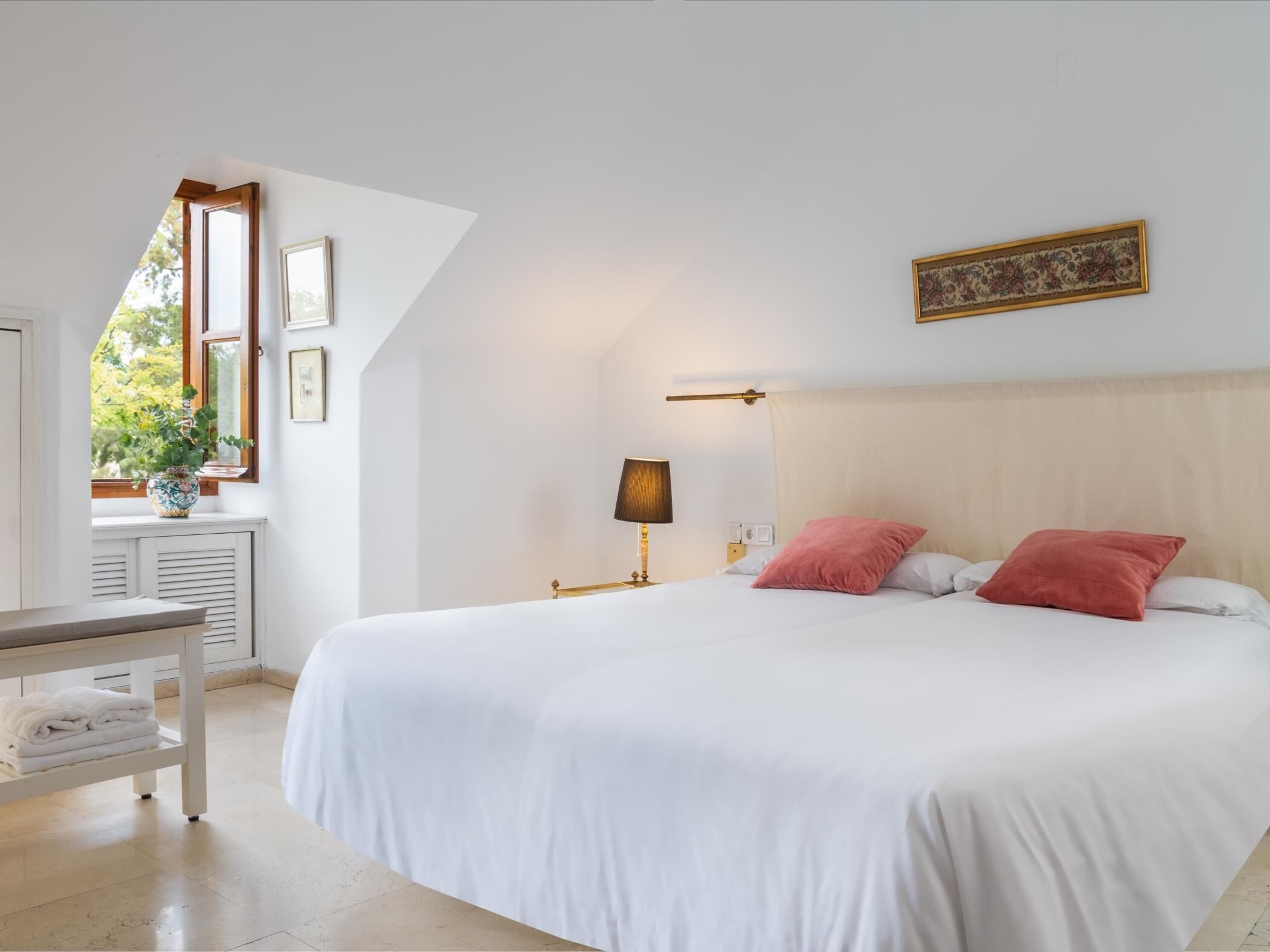 La casa de San Fernando con vistas al Alcázar y Giralda