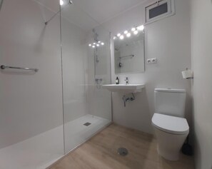 Baignoire, sĂšche-cheveux, serviettes fournies