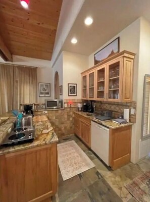 Refrigerador con congelador, microondas, horno y parrilla de estufa 