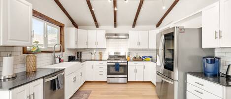 Réfrigérateur, micro-ondes, four, plaque de cuisson