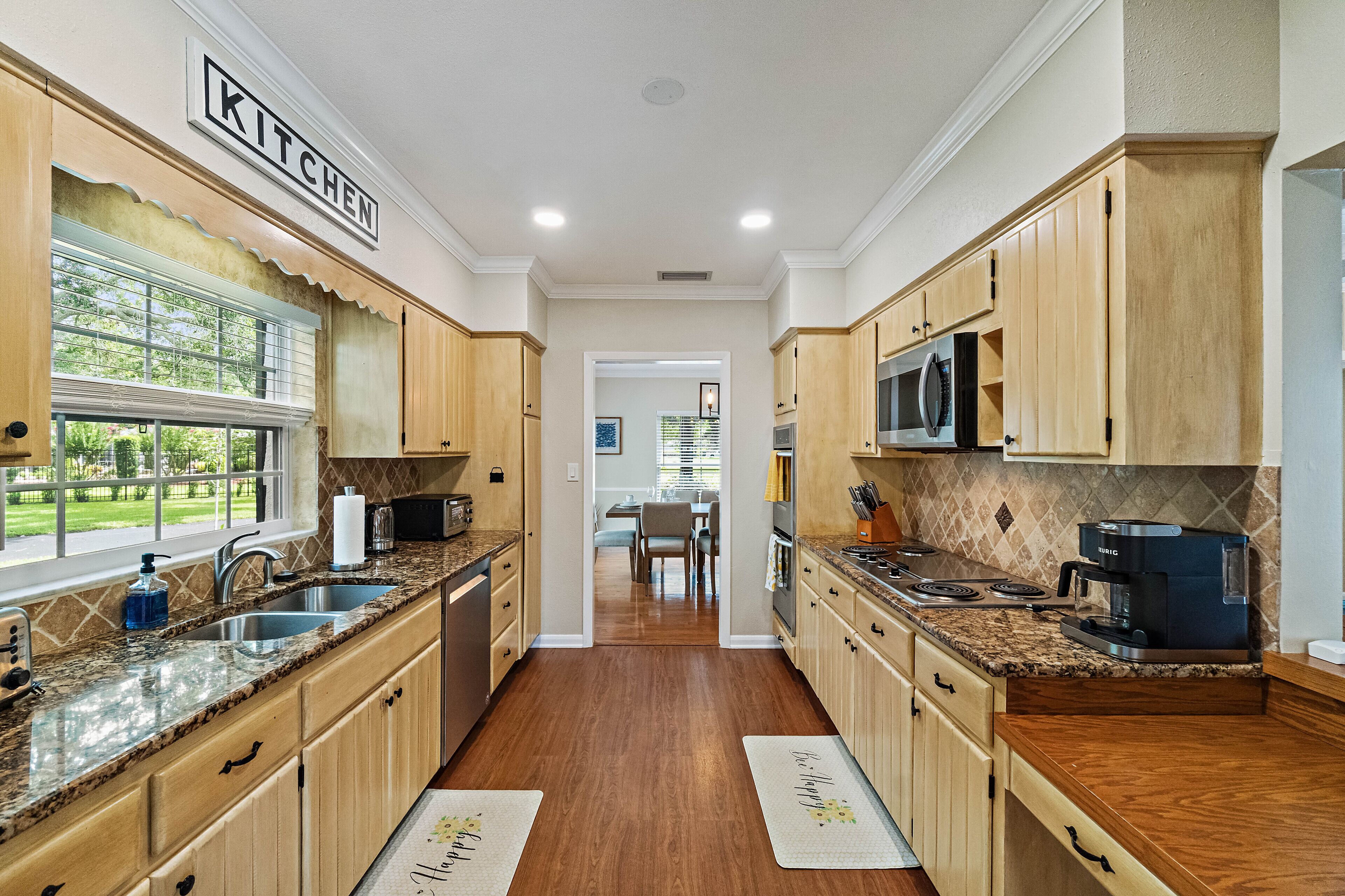 Spacious HOME sleep 19+ w/ heated POOL, LAKE VIEW (Long Bow)