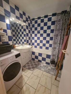 Tina, secadora de cabello, jabón, papel de baño 