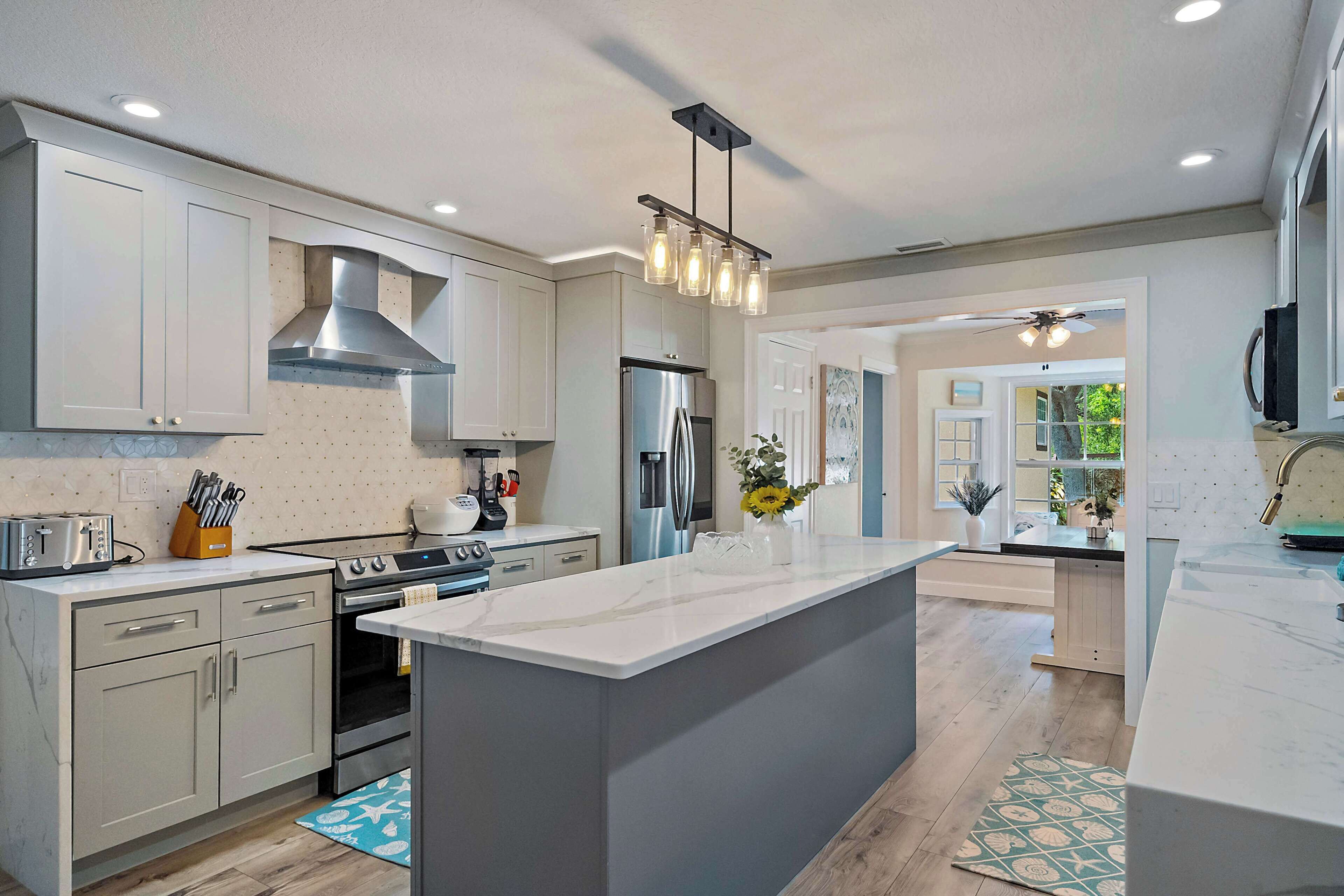 Jääkaappi, mikroaaltouuni, uuni, liesi