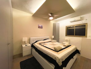 2 Schlafzimmer, Schreibtisch, Bügeleisen/Bügelbrett, Reisekinderbett