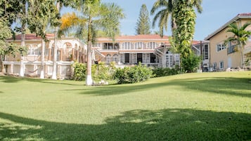 Vista frontal de la propiedad