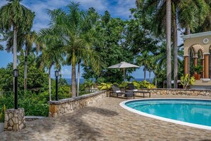 Outdoor pool, pool umbrellas, sun loungers - Music Mansion (Montego Bay)